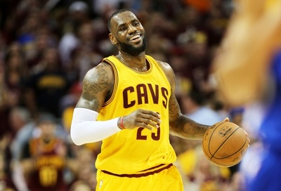 キャブス、ジェームズとデラベドバの活躍で第3戦を制す