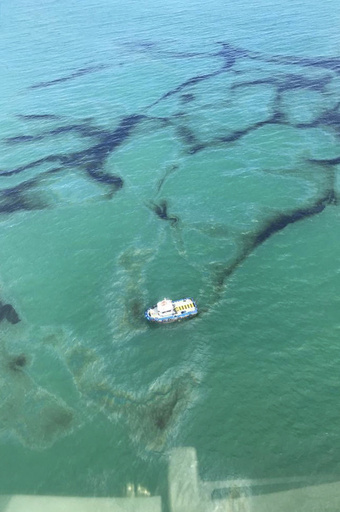 観光ビーチで石油流出事故 エクアドル