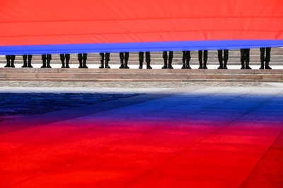 【今日の1枚】巨大国旗に敬意、ロシアの記念日