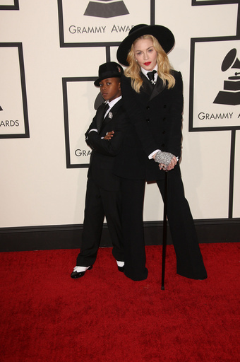 マドンナ、「ヴェルサーチ」広告で腕とおなかのレタッチを拒否