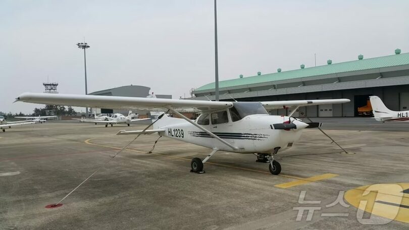 務安国際空港で、飛行訓練を控え待機する訓練用航空機(c)news1