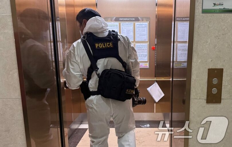 仁川市延寿区のあるマンションで捜査に入る警察官(c)news1