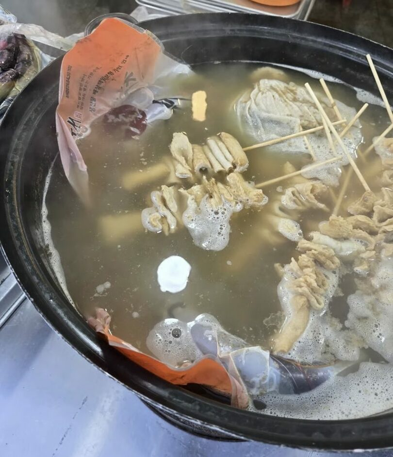 祭り会場の屋台で袋ごと加熱されているスンデ(c)MONEYTODAY