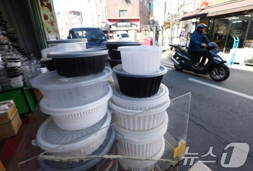 ソウル市内のプラスチック包装材業者に並ぶプラスチック容器(c)news1