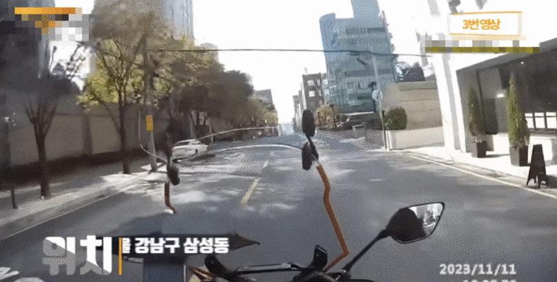 ソウル都心の真ん中で高校生と見られる男性がバイク配達員にゴルフクラブを振り回している(映像=ユーチューブのキャプチャー)(c)MONEYTODAY
