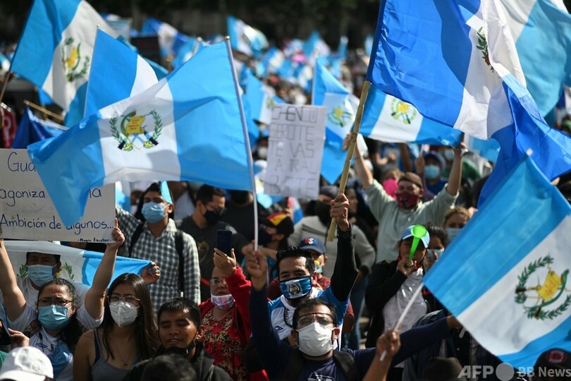グアテマラ国会議事堂にデモ隊が放火、大統領の辞任要求 新予算案に怒り殺到