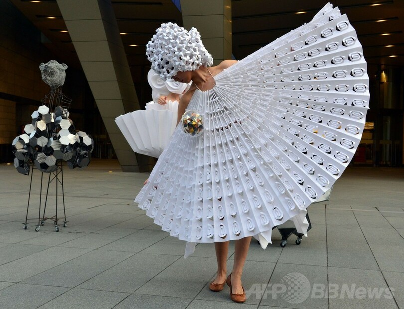 折り紙をドレスに 六本木ヒルズでアートパフォーマンス 写真8枚 国際ニュース Afpbb News