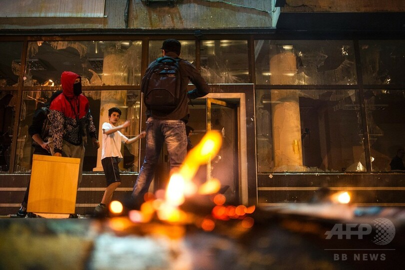 デモ隊が大統領府に放火 マケドニア、盗聴疑惑で抗議激化