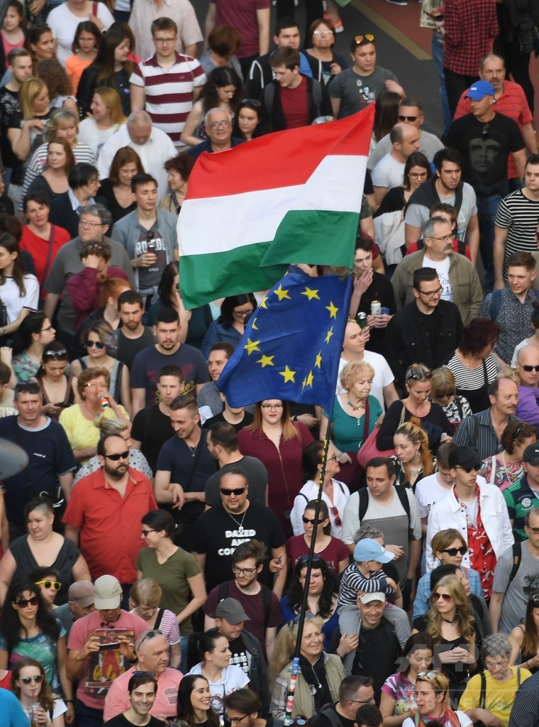 ハンガリー首都で反オルバン首相デモ、総選挙結果に抗議