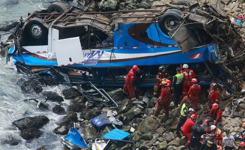 バスが崖から100m落下、48人死亡 ペルー 写真6枚 国際ニュース：AFPBB News