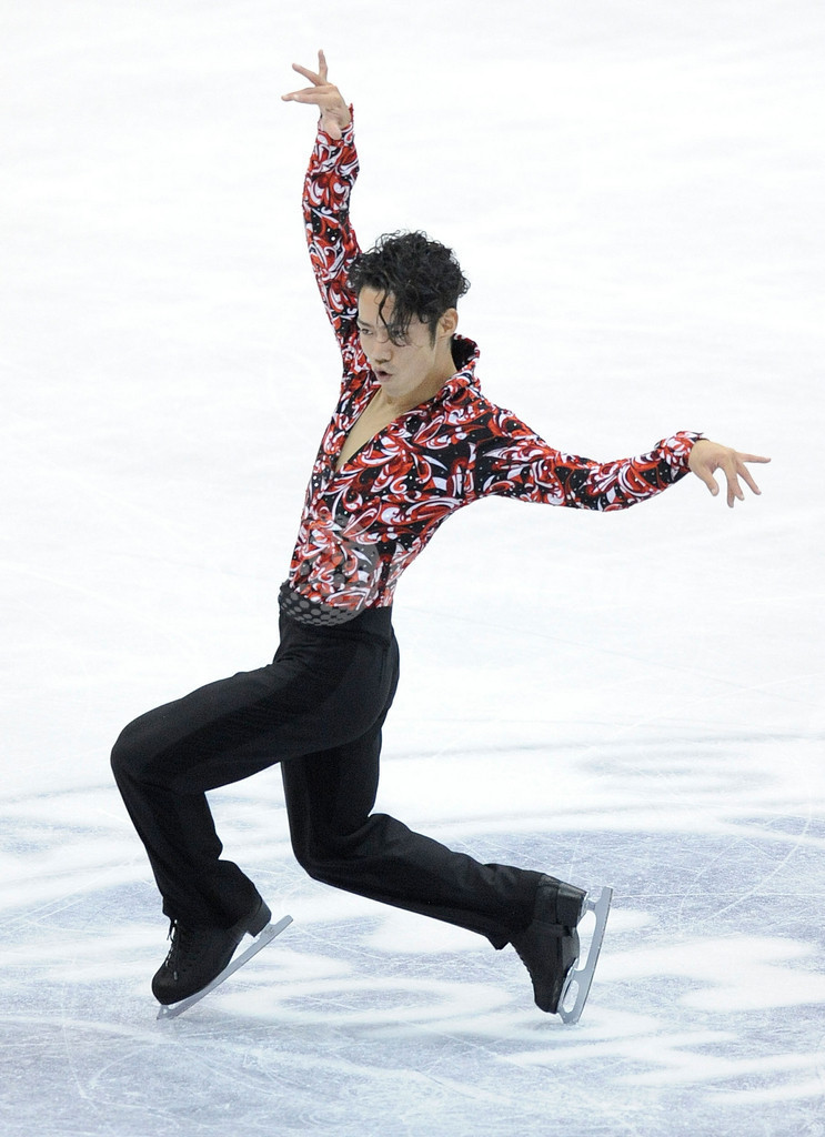 男子SP、高橋が首位発進 羽生5位 フィギュアNHK杯