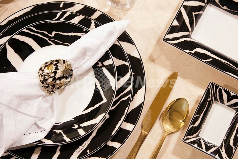 「ロベルト カヴァリ」ホームコレクションが日本上陸、青山店で発売