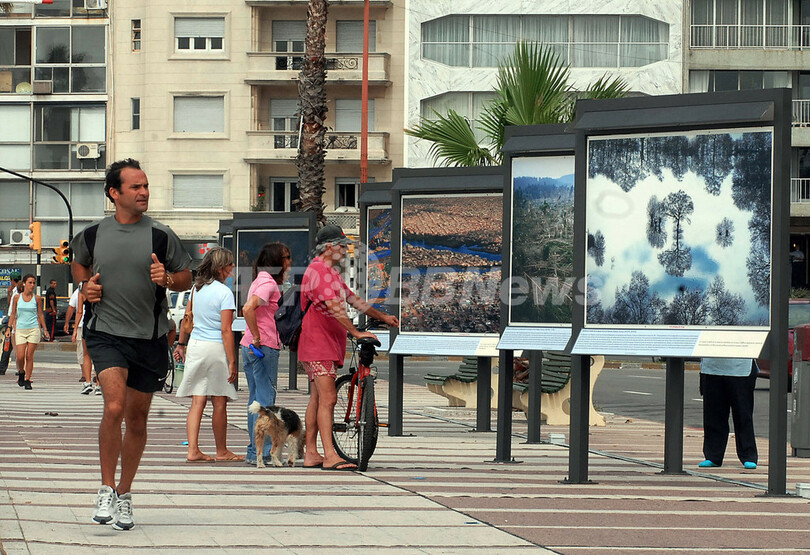 ヤン アルテュス ベルトランの屋外写真展 モンテビデオで開催中 ウルグアイ 写真2枚 国際ニュース Afpbb News