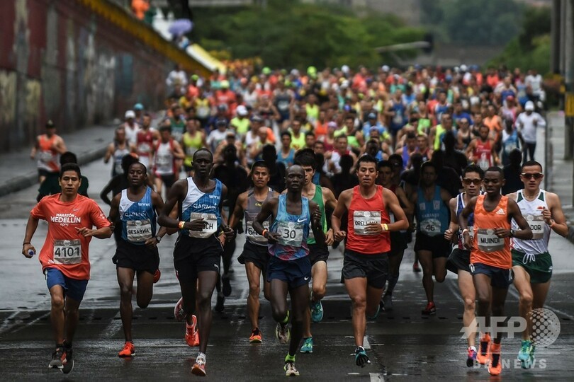 マラソン大会で選手が車にはねられる事故、通行止めを無視 コロンビア