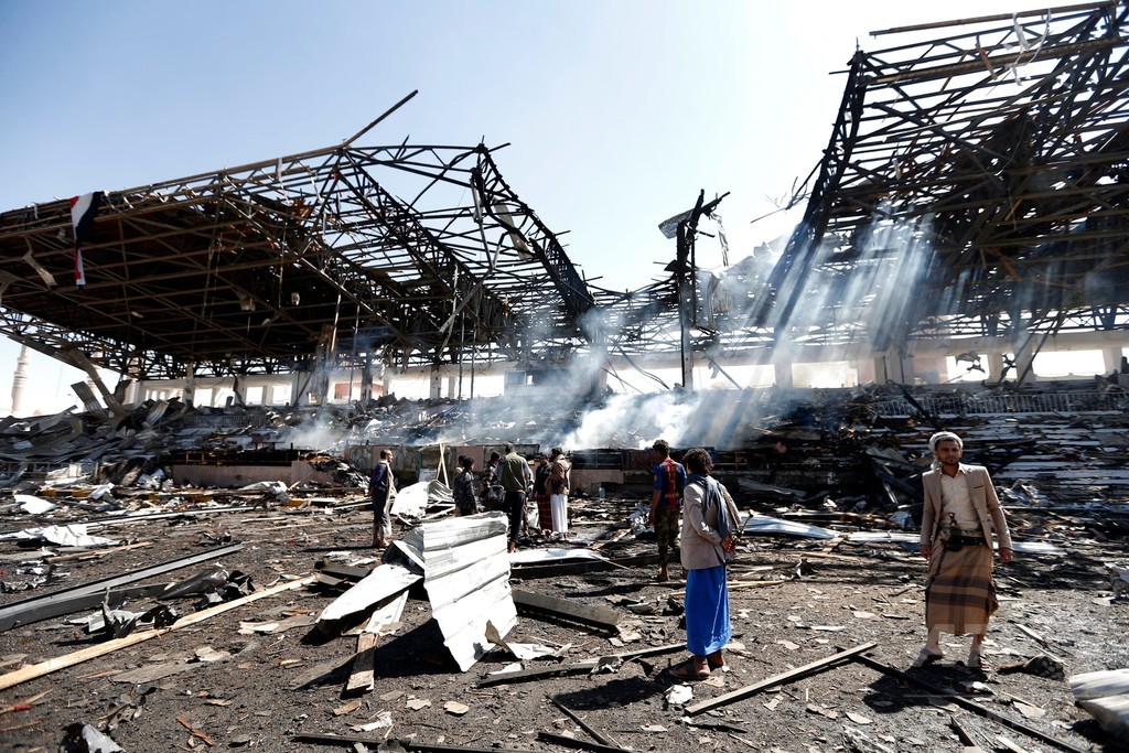 サウジ主導軍、イエメン国防省を空爆 少なくとも民間人3人負傷 サウジ主導軍、イエメン国防省を空爆 少なくとも民間人3人負傷