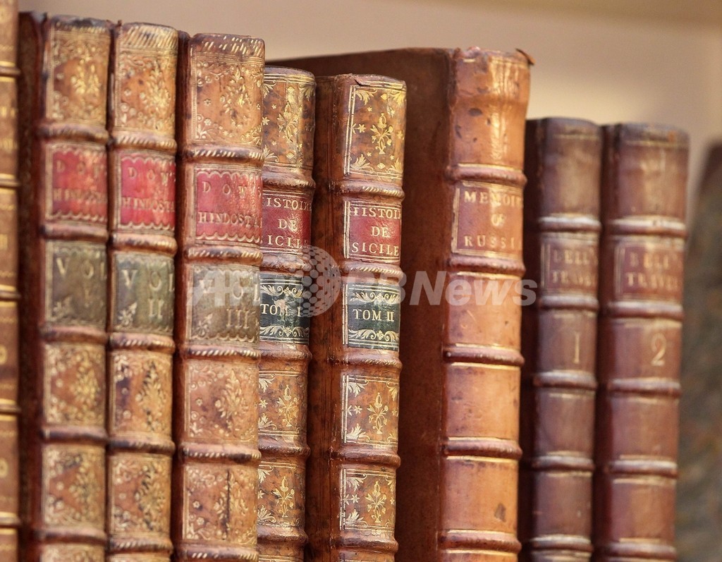 犯人は読書家?空き巣に入られた老夫婦宅、本棚が空っぽに 犯人は読書家?空き巣に入られた老夫婦宅、本棚が空っぽに