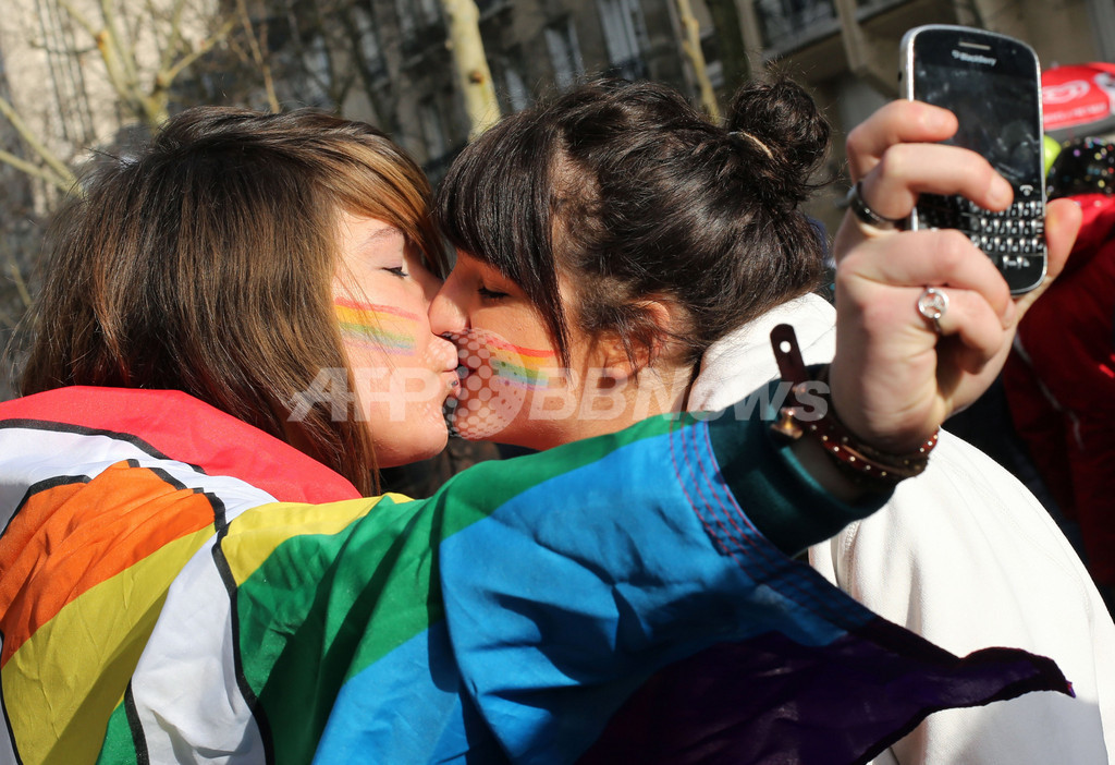 仏パリで同性婚支持の大規模デモ、合法化法案の議会提出控え