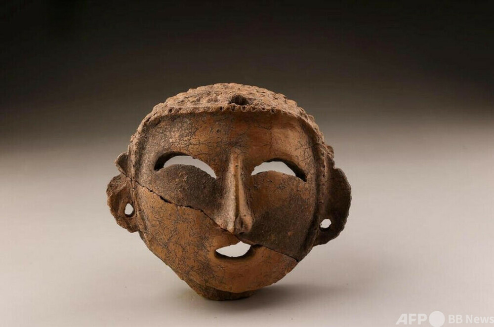 三日月の目とピアスの穴」 数千年前の愛らしい陶製人面像が中国陝西省