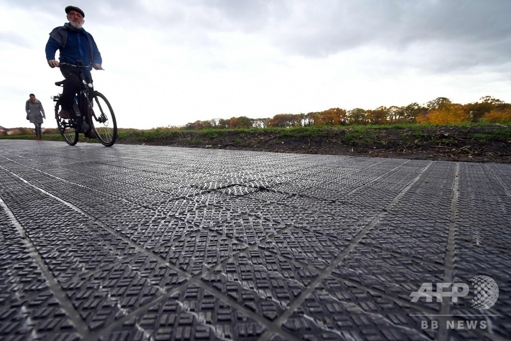 国際ニュース：AFPBB Newsドイツ初、自転車専用の太陽光発電道路
