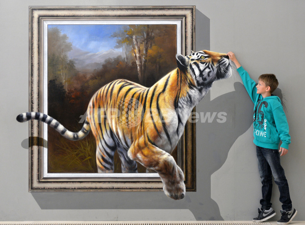 キャンバスから飛び出すトラ！ドイツで体験型3Dアート展 写真2枚 国際