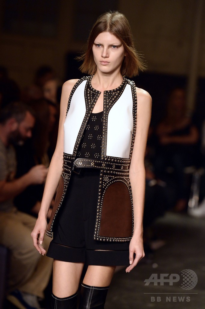 ブラックレースで大胆かつセクシー、「ジバンシィ」15年春夏