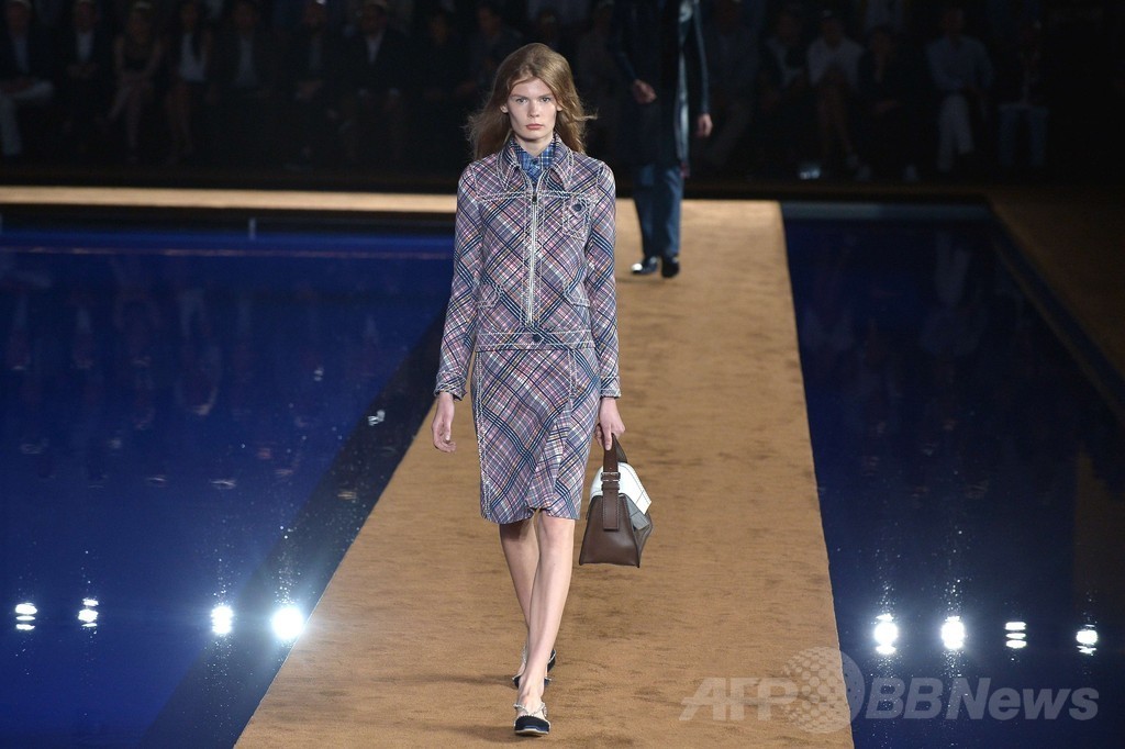 ダークカラーでリアルな服を追求、「プラダ」15年春夏メンズ