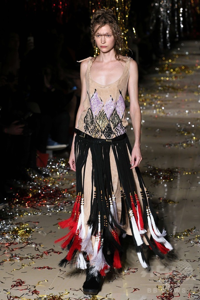 「ユニセックス」にまとう服、「ヴィヴィアン・ウエストウッド ゴールドレーベル」15/16秋冬