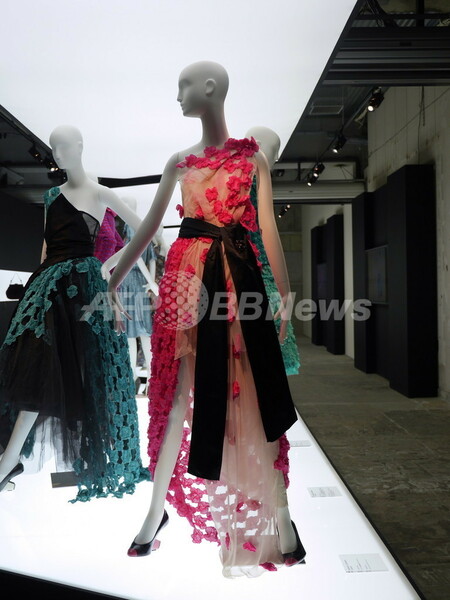 マーク ジェイコブス回顧展14日まで、貴重なショーピースが一堂に