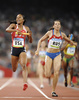 北京五輪、陸上女子4x400メートルリレー決勝。ゴールするロシアのアナスタシア・カパチンスカ（右）と米国のサンヤ・リチャーズ・ロス（2008年8月23日撮影）。(c)AFP/OLIVIER MORIN