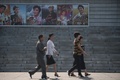 北朝鮮の首都・平壌で開かれた第15回平壌国際映画祭の会場周辺に貼られた映画のポスター（2016年9月23日撮影）。(c)AFP/Ed Jones