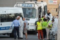 マルタの首都バレッタで、警察車両に乗り込むドイツのNGO「ミッション・ライフライン」の救助船に救助された到着した移民（2018年6月27日撮影）。(c)AFP PHOTO / Matthew Mirabelli