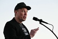 ドナルド・トランプ前米大統領の選挙集会に登壇した実業家のイーロン・マスク氏。ペンシルベニア州バトラーで（2024年10月5日撮影）。(c)Jim WATSON / AFP
