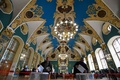 ロシア・モスクワの地下鉄駅に設けられた投票所で、下院選の投票をする男性（2021年9月19日撮影）。(c)NATALIA KOLESNIKOVA / AFP