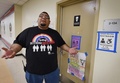米ロサンゼルスにある高校で、性別に関係なく利用できるトイレの前で、トランスジェンダーにまつわる問題についてメディア関係者と話す校長（2016年5月4日撮影）。(c)AFP/Mark Ralston