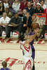 19得点5リバウンドを記録したロケッツのルイス・スコラ（%%Luis Scola%%、手前）。(c)AFP/Getty Images/NBAE/Bill Baptist