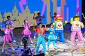 中国初のレゴランドが上海にオープン 上海レゴランドのショーで踊るパフォーマーたち(2025年7月5日撮影)。(c)AFP/CHINA OUT
