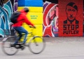 ロシアのウラジーミル・プーチン大統領をアドルフ・ヒトラーになぞらえた壁画。オーストリア・ウィーンにて（2022年3月7日撮影）。(c)GEORG HOCHMUTH / APA / AFP