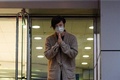 香港で、保釈され警察署を出る民主活動家で歌手の何韻詩（デニス・ホー）氏（2021年12月30日撮影）。(c)Bertha WANG / AFP