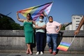 スイスのチューリヒで行われたLGBTIQ（レズビアン、ゲイ、バイセクシュアル、トランスジェンダー、インターセックス、クィア）の人たちによるパレード「チューリヒプライド」に参加する人々（2021年9月4日撮影）。(c)FABRICE COFFRINI / AFP