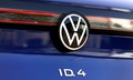 独フォルクスワーゲンの電気自動車「ID.4」につけられたエンブレム（2021年3月26日撮影、資料写真）。(c)Ronny Hartmann / AFP