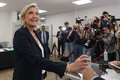 仏極右野党・国民連合のマリーヌ・ルペン前党首。北部エナンボーモンの国民議会選挙第1回投票の投票所で（2024年6月30日撮影）。(c)Francois LO PRESTI / AFP