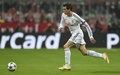 サッカー欧州チャンピオンズリーグ2013-14（UEFA Champions League 2013-14）準決勝第2戦、バイエルン・ミュンヘン（Bayern Munich）対レアル・マドリード（Real Madrid）。ドリブル突破を図るレアル・マドリードのギャレス・ベイル（Gareth Bale、2014年4月29日撮影）。(c)AFP/ODD ANDERSEN