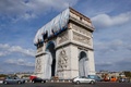 仏パリの凱旋門を布で包む故クリスト氏のプロジェクトで、門上部から下ろされる布（2021年9月12日撮影）。(c)Thomas SAMSON / AFP
