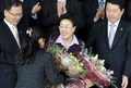 写真はソウルで同日、首相離任式を終えて庁舎を去る韓元首相。(c)AFP/JUNG YEON-JE
