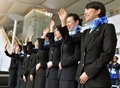 国際線の発着枠が拡大された羽田空港（Haneda Airport）で、全日空（All Nippon Airways、ANA）が新規開設した羽田─ハノイ（Hanoi）線の第1便を手を振って見送る同社の職員ら（2014年3月30日撮影）。(c)AFP/Yoshikazu TSUNO