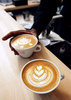 コーヒーの国際見本市「コーヒーの世界2013（World of Coffee）」が、南仏のニース（Nice）で26日から3日間の日程で開催中だ。27日には「カフェラテアート」選手権や「利き豆」選手権も行われた。

写真は、カフェラテアート選手権で優勝したフランス人のルディ・デュプイ（Rudy Dupuy）さんの作品（2013年6月27日撮影）。(c)AFP/JEAN CHRISTOPHE MAGNENET