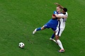 サッカー欧州選手権、決勝トーナメント1回戦、イングランド対スロバキア。スロバキアのオンドレイ・ドゥダ（左）とボールを競るイングランドのジュード・ベリンガム（2024年6月30日撮影）。(c)KENZO TRIBOUILLARD / AFP