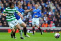08-09スコットランド・プレミアリーグ第35節、グラスゴー・レンジャーズ（%%Glasgow Rangers%%）対セルティック（%%Celtic%%）。試合はレンジャーズが1-0で勝利し、敗れたセルティックは2位に転落した。写真はレンジャーズのスティーヴン・スミス（%%Steven Smith%%）とボールを競るセルティックの中村俊輔（%%Shunsuke Nakamura%%、左）。（2009年5月9日撮影）(c)AFP/ANDREW YATES