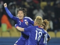 2010年サッカーW杯南アフリカ大会・1次リーグE組、デンマーク対日本。前半30分にチームの2点目を決め、本田圭佑（中央）と大久保嘉人（%%Yoshito Okubo%%）から祝福される日本の遠藤保仁（左）。（2010年6月24日撮影）(c)AFP/STEPHANE DE SAKUTIN