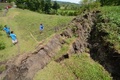フィリピン中部ボホール（Bohol）島で起きた地震により出現した地割れと岩壁（2013年10月22日撮影）。(c)AFP